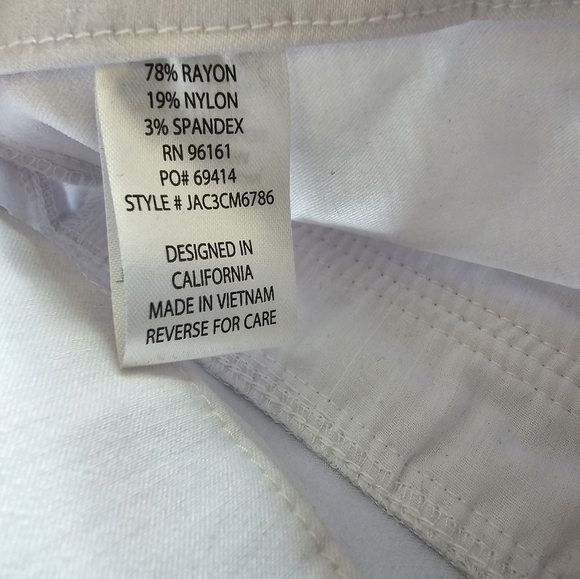 NWT BeBop white shorts with belt, size 11 - Picture 5 of 5